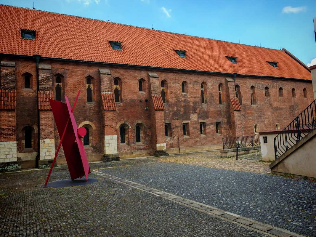 Vstúpili sme z nejakého dvora