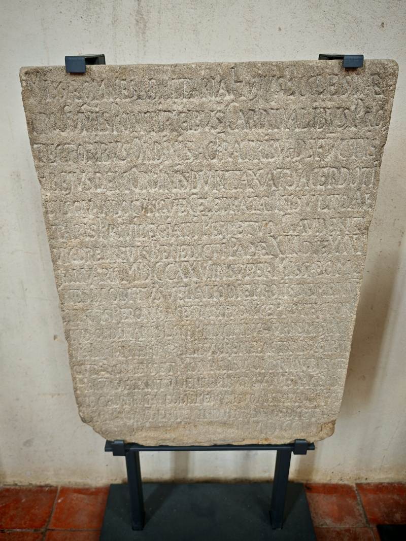 Kláštor sv. Anežky Českej, zakladajúca doska oltárov Kostola sv. Salvátora, r. 1751