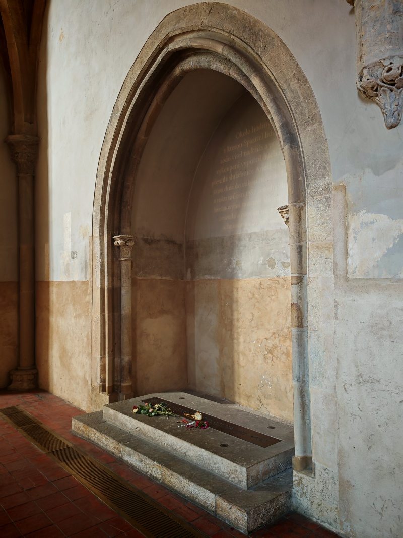 Kláštor sv. Anežky Českej, hrobka sv. Anežky, počas husitských vojen boli jej ostatky premiestnené klariskami na neznáme miesto