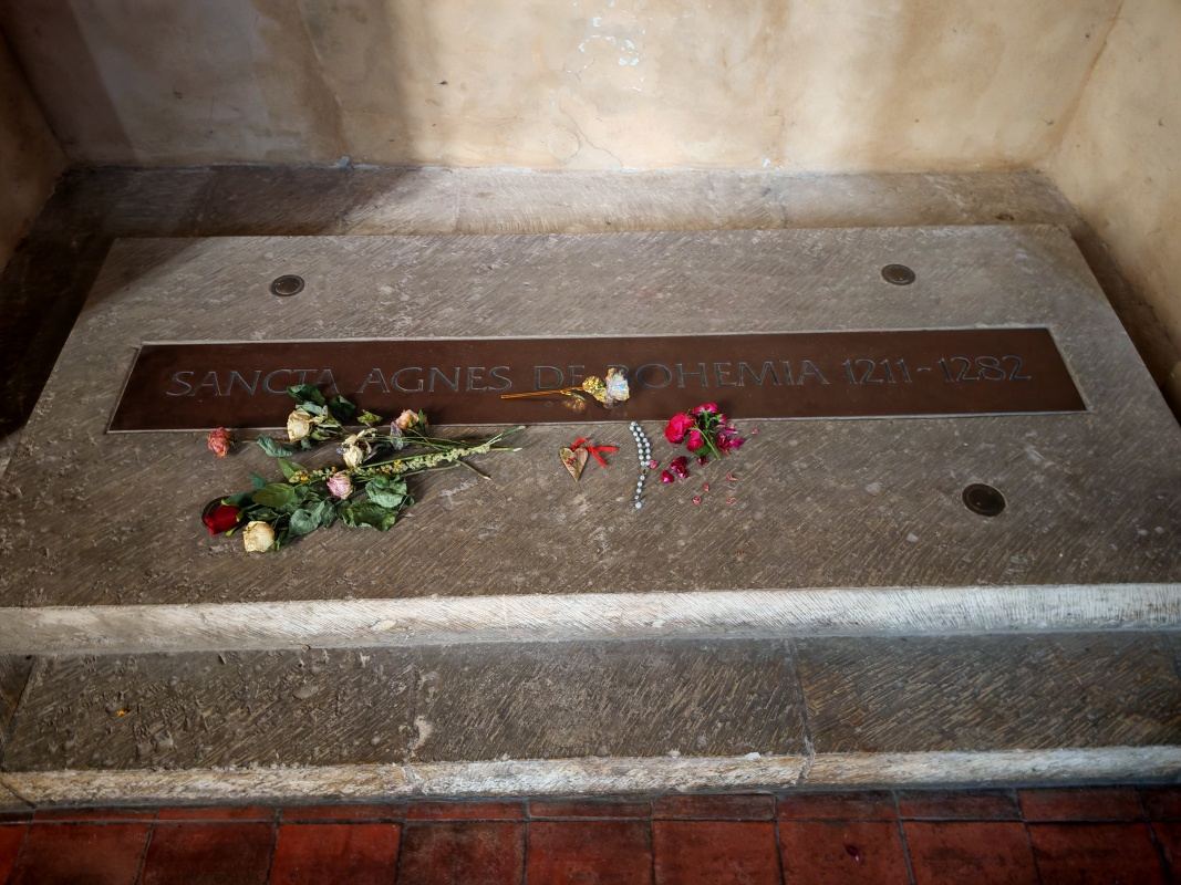 Kláštor sv. Anežky Českej, hrobka sv. Anežky, počas husitských vojen boli jej ostatky premiestnené klariskami na neznáme miesto
