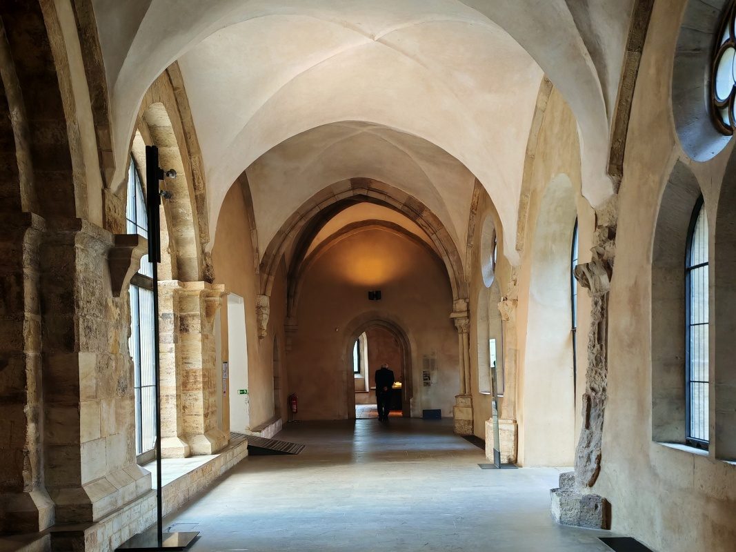 Kláštor sv. Anežky Českej, kláštor klarisiek, ambit (krížová chodba) okolo rajského dvora