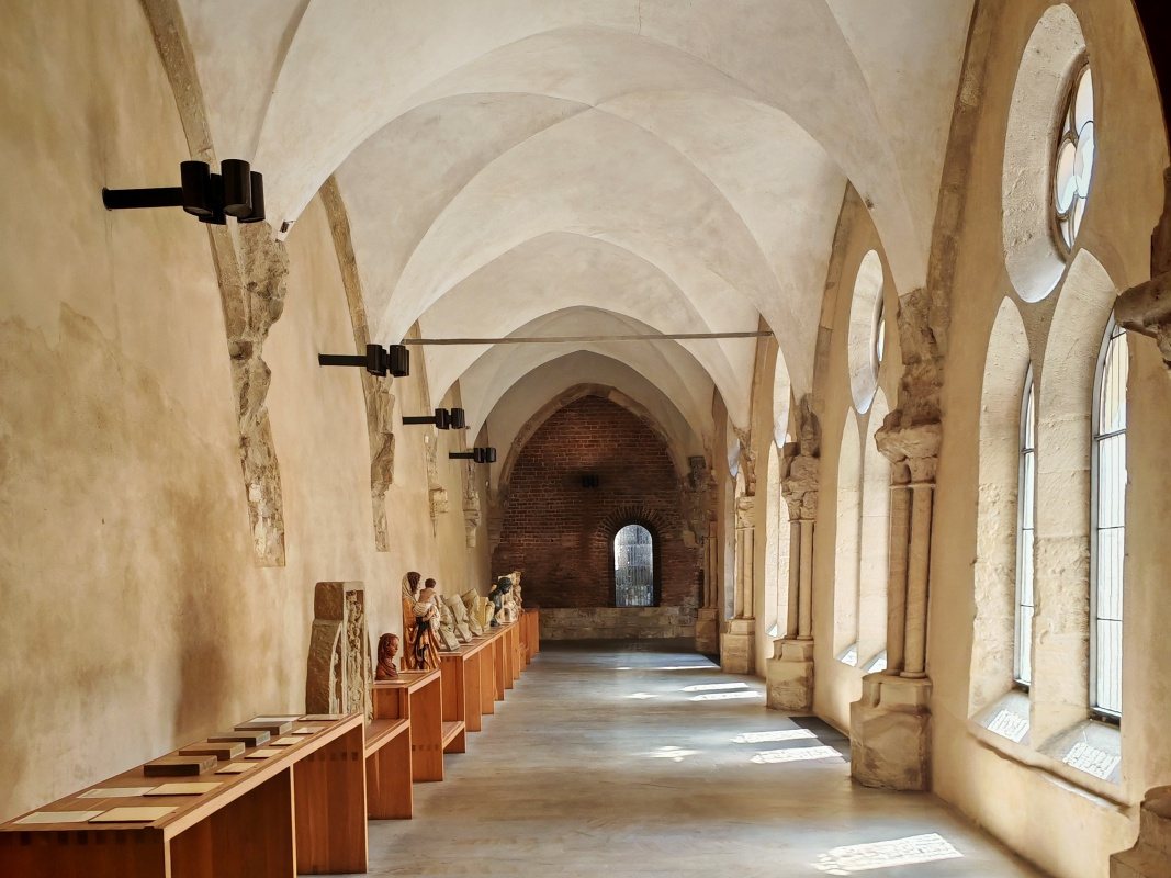 Kláštor sv. Anežky Českej, kláštor klarisiek, ambit (krížová chodba) okolo rajského dvora