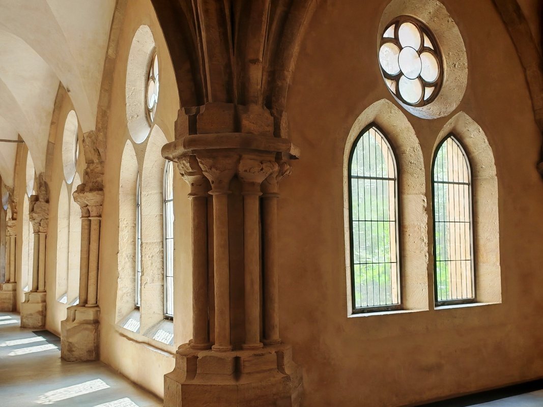 Kláštor sv. Anežky Českej, kláštor klarisiek, ambit (krížová chodba) okolo rajského dvora