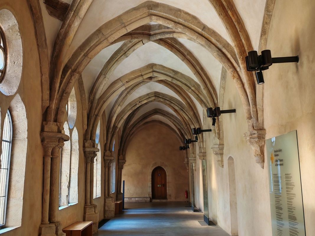 Kláštor sv. Anežky Českej, kláštor klarisiek, ambit (krížová chodba) okolo rajského dvora