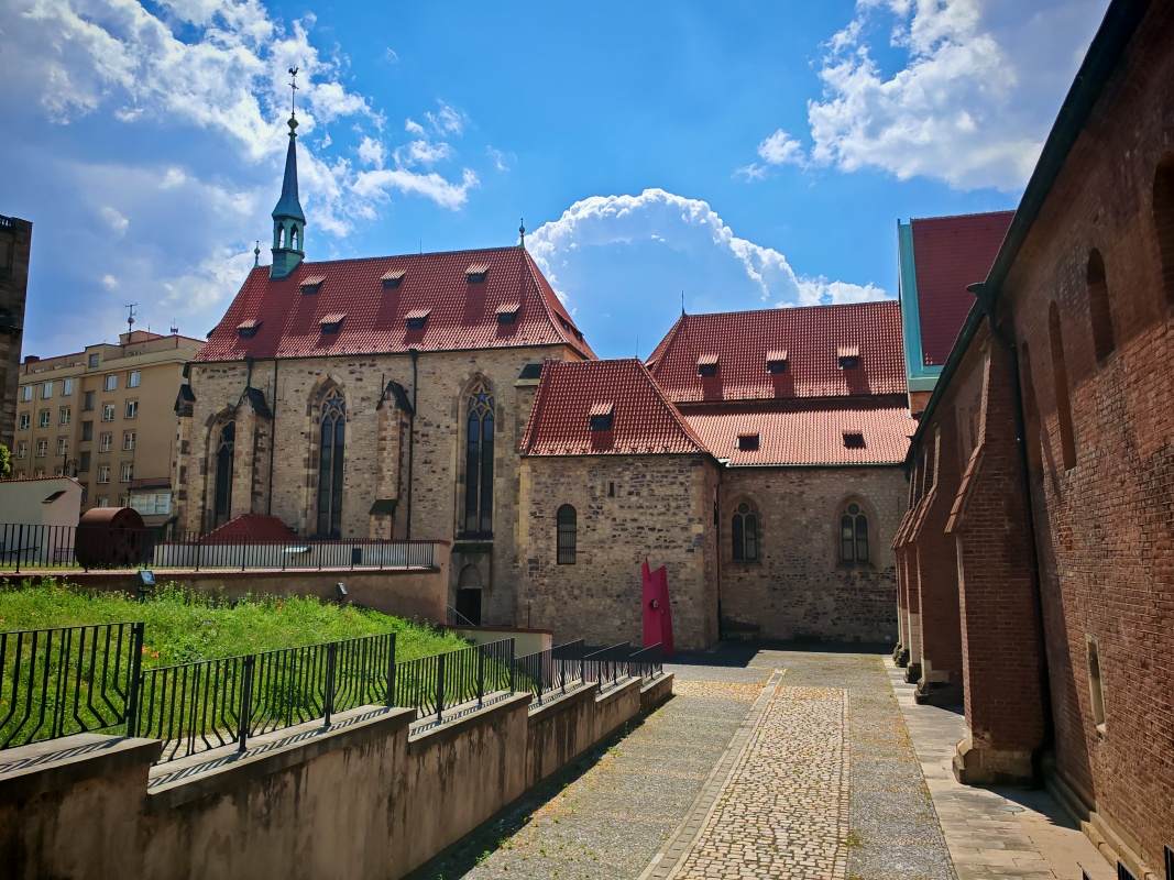 Kláštor sv. Anežky Českej, areál, zľava Kostol sv. Salvátora, Anežkine oratórium a tehlový kláštor klarisiek 