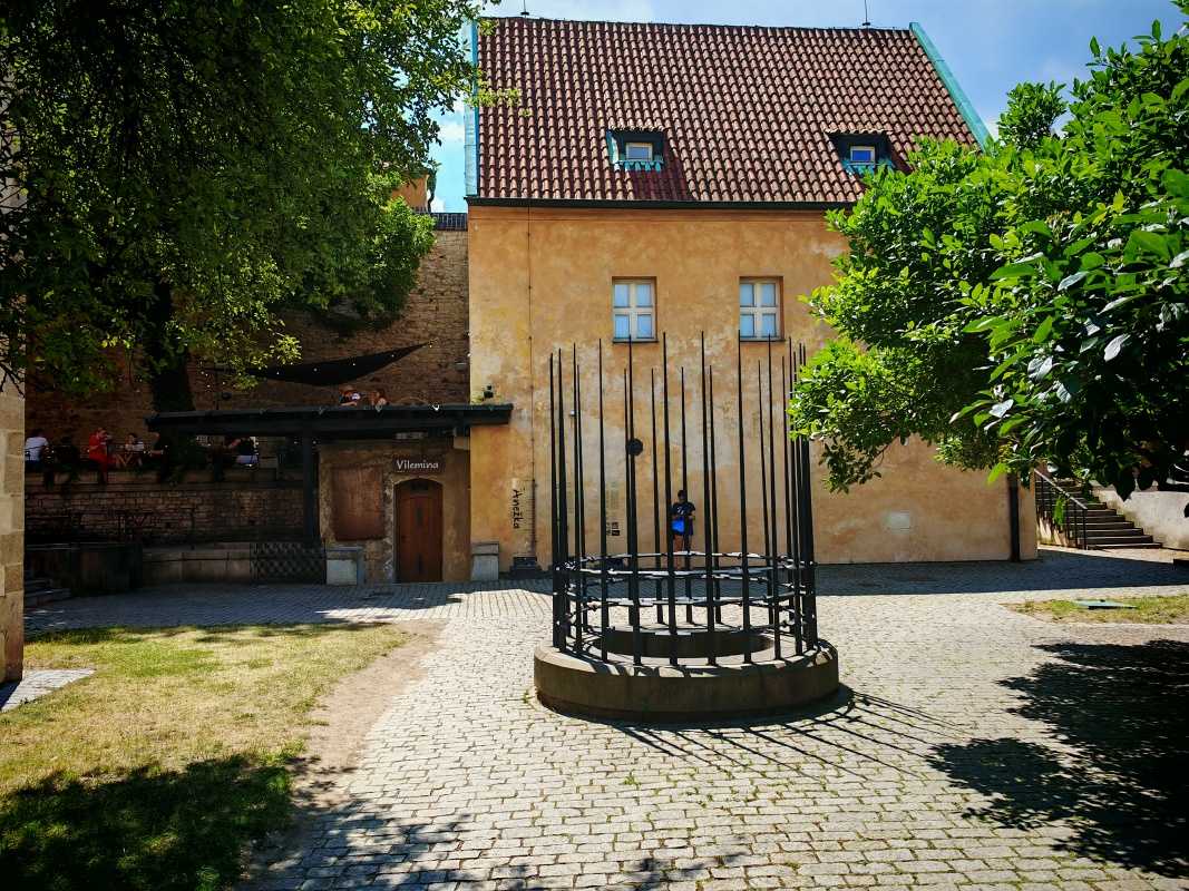 Kláštor sv. Anežky Českej, kláštorné záhrady, tu behal blázon a strieľal študentov 21.12.2023