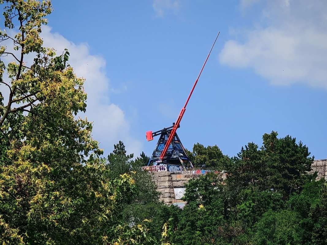 Pražský metronom v diaľke