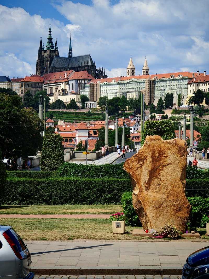 Pamätník Štrnásť srdcí - 14 obetiam strelca na FF KU 21.12.2023