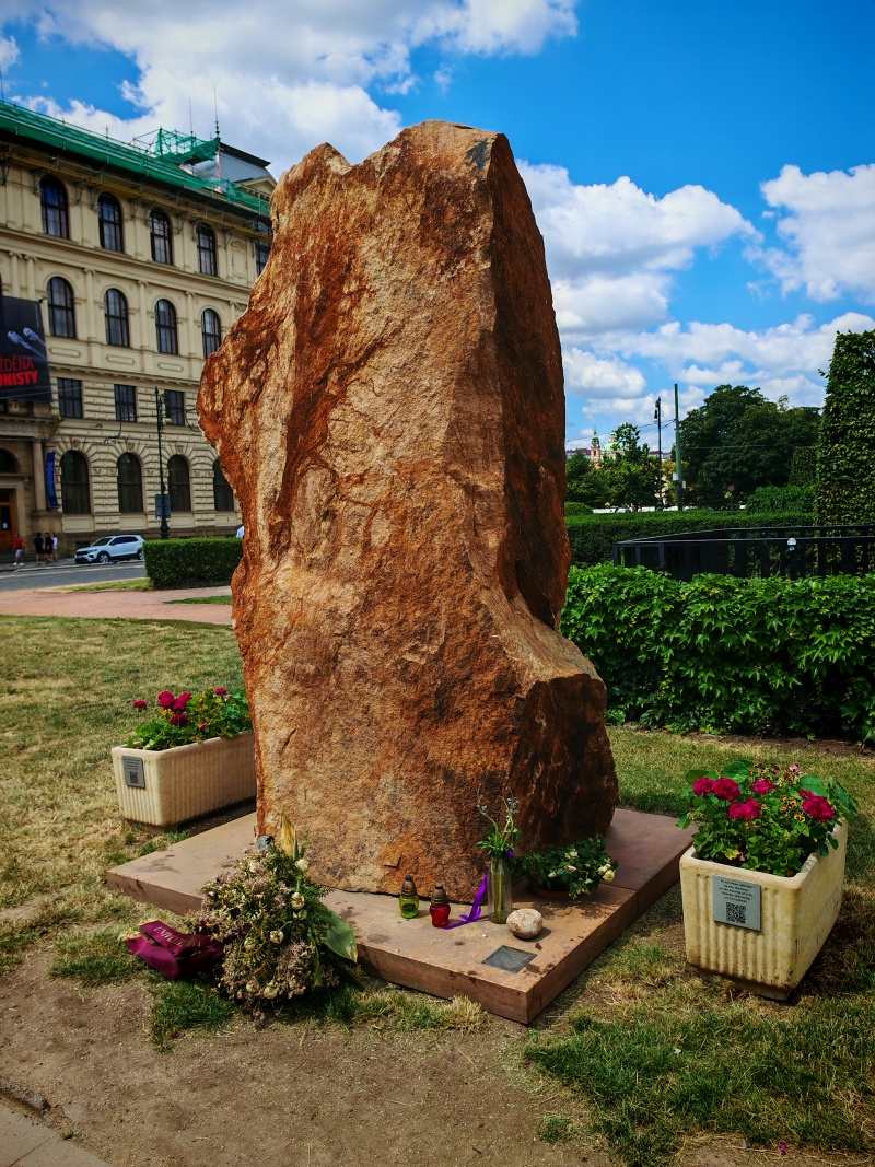 Pamätník Štrnásť srdcí - 14 obetiam strelca na FF KU 21.12.2023