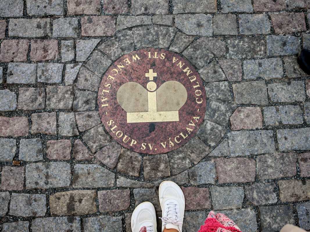 Tu kedysi stál stĺp sv. Václava, kde sa vyberalo mýto za Karlov most, teraz je v rohu námestia