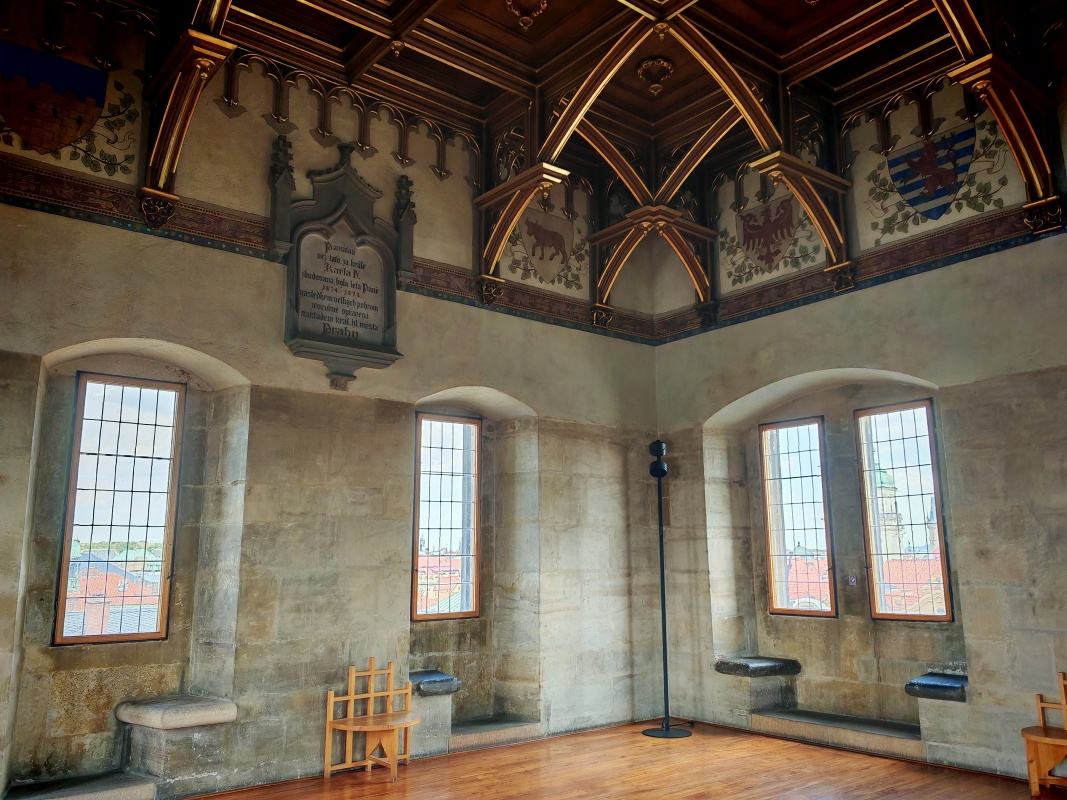 Staromestská mostecká veža, sála s mestskými znakmi pražských časttí