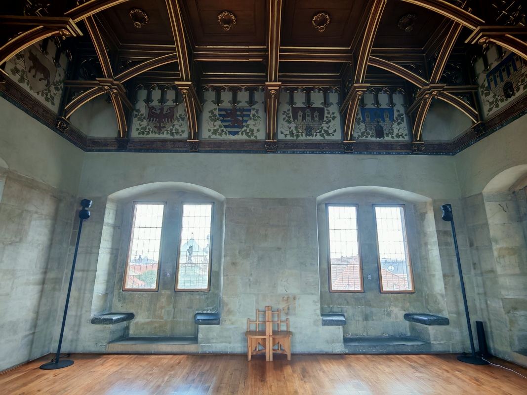 Staromestská mostecká veža, sála s mestskými znakmi pražských časttí