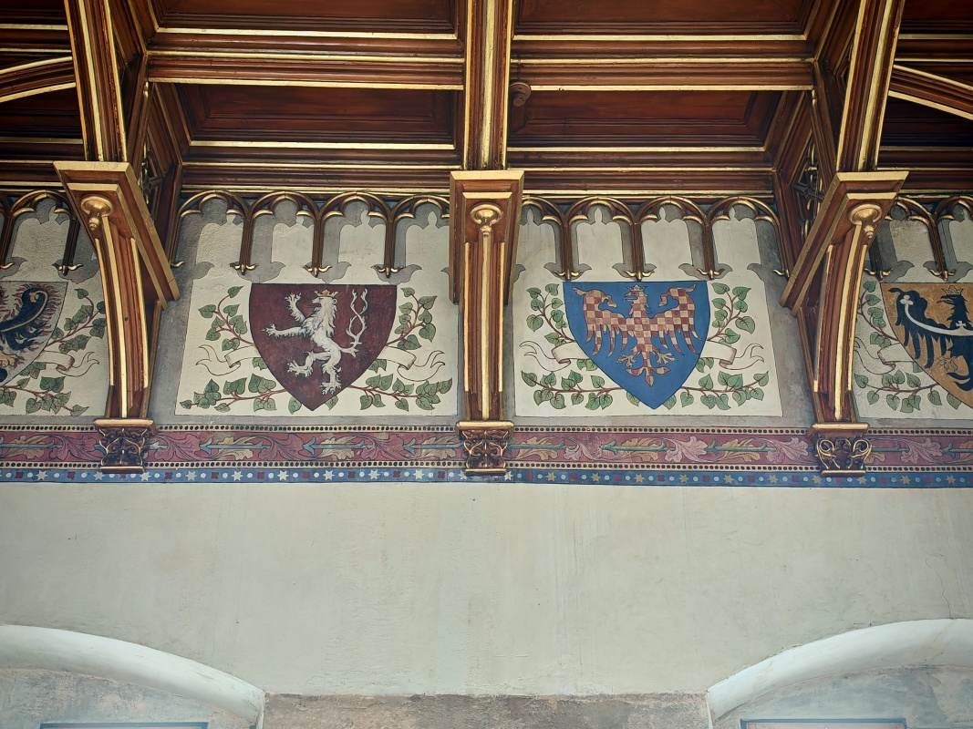 Staromestská mostecká veža, sála s mestskými znakmi pražských časttí