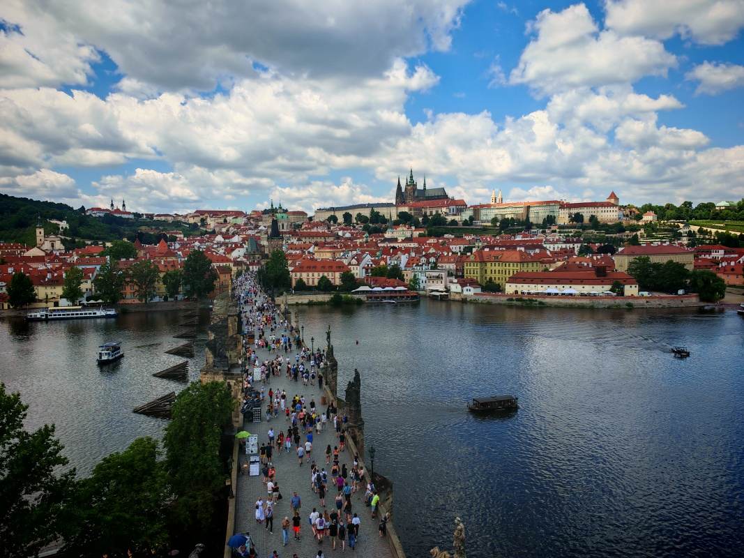 Staromestská mostecká veža, výhľad na Pražský hrad