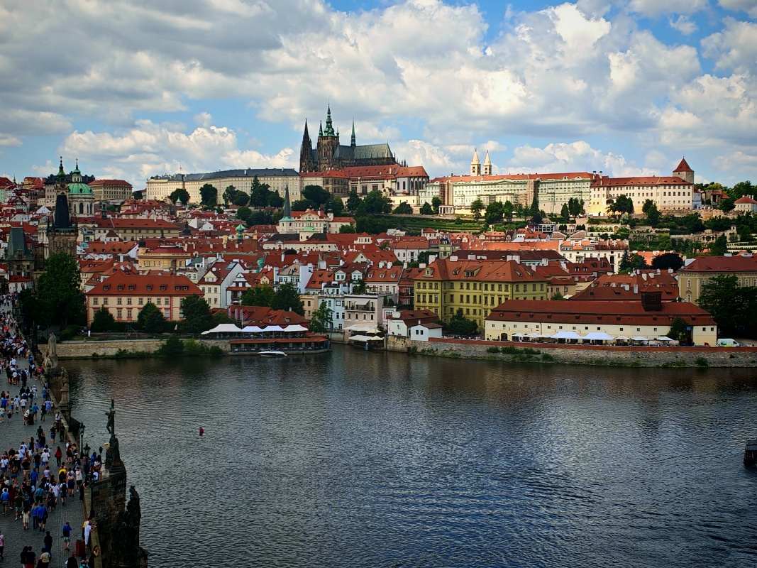 Staromestská mostecká veža, výhľad na Pražský hrad
