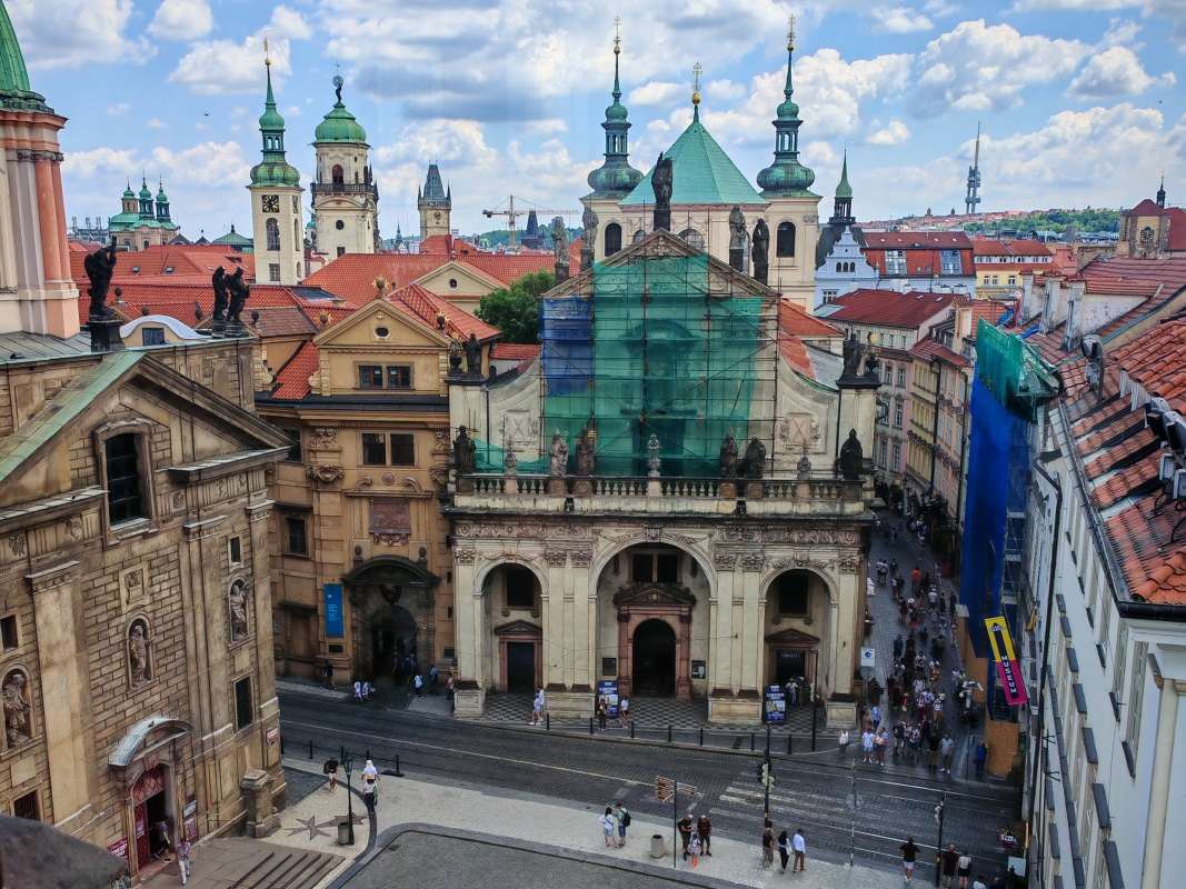 Staromestská mostecká veža, výhľad na Křižovnícke náměstí a Kostol Najsvätejšieho Salvátora