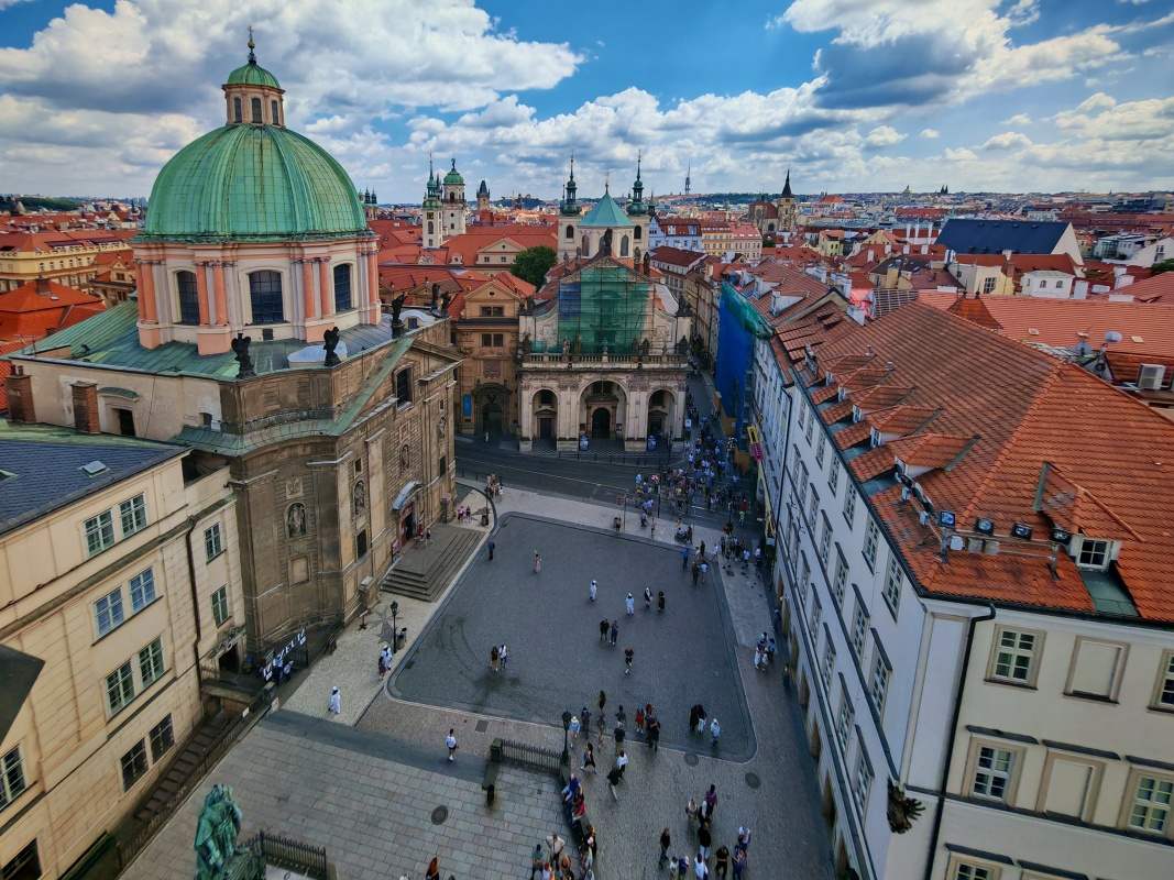 Staromestská mostecká veža, výhľad na Křižovnícke náměstí, vľavo Kostol sv. Františka, rovno Kostol Najsvätejšieho Salvátora