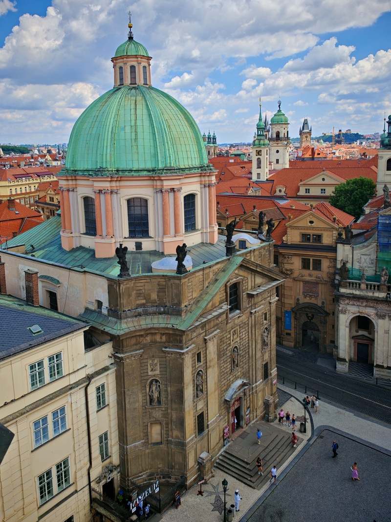 Staromestská mostecká veža, výhľad na Kostol sv. Františka