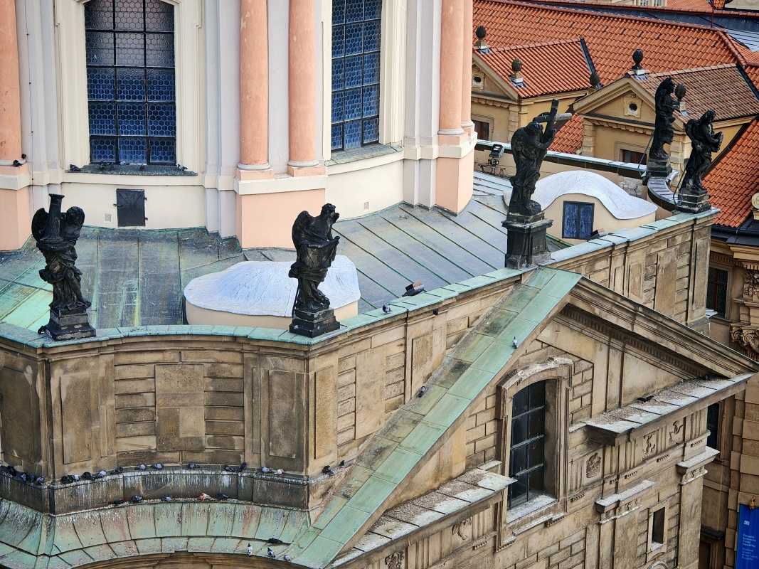 Staromestská mostecká veža, výhľad na Kostol sv. Františka