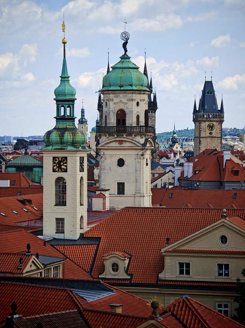Staromestská mostecká veža, Klementinum (za ním skryté veže Týnskeho chrámu), Radnica
