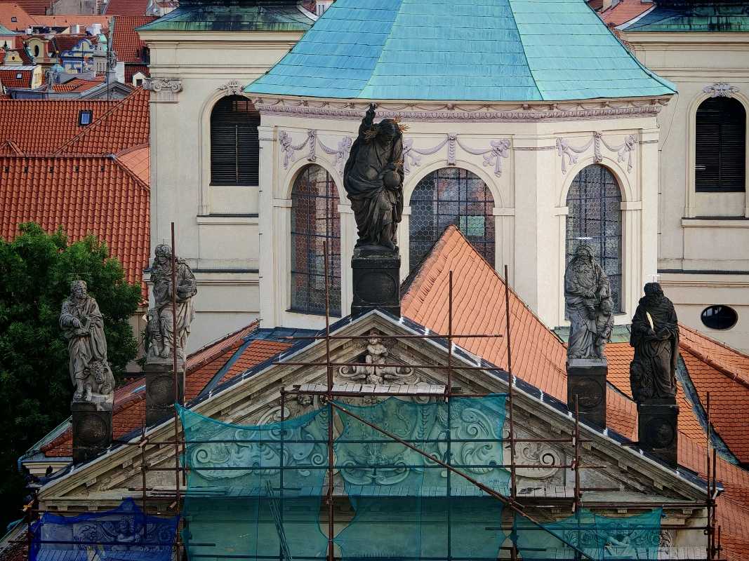 Staromestská mostecká veža, výhľad na Kostol Najsvätejšieho Salvátora