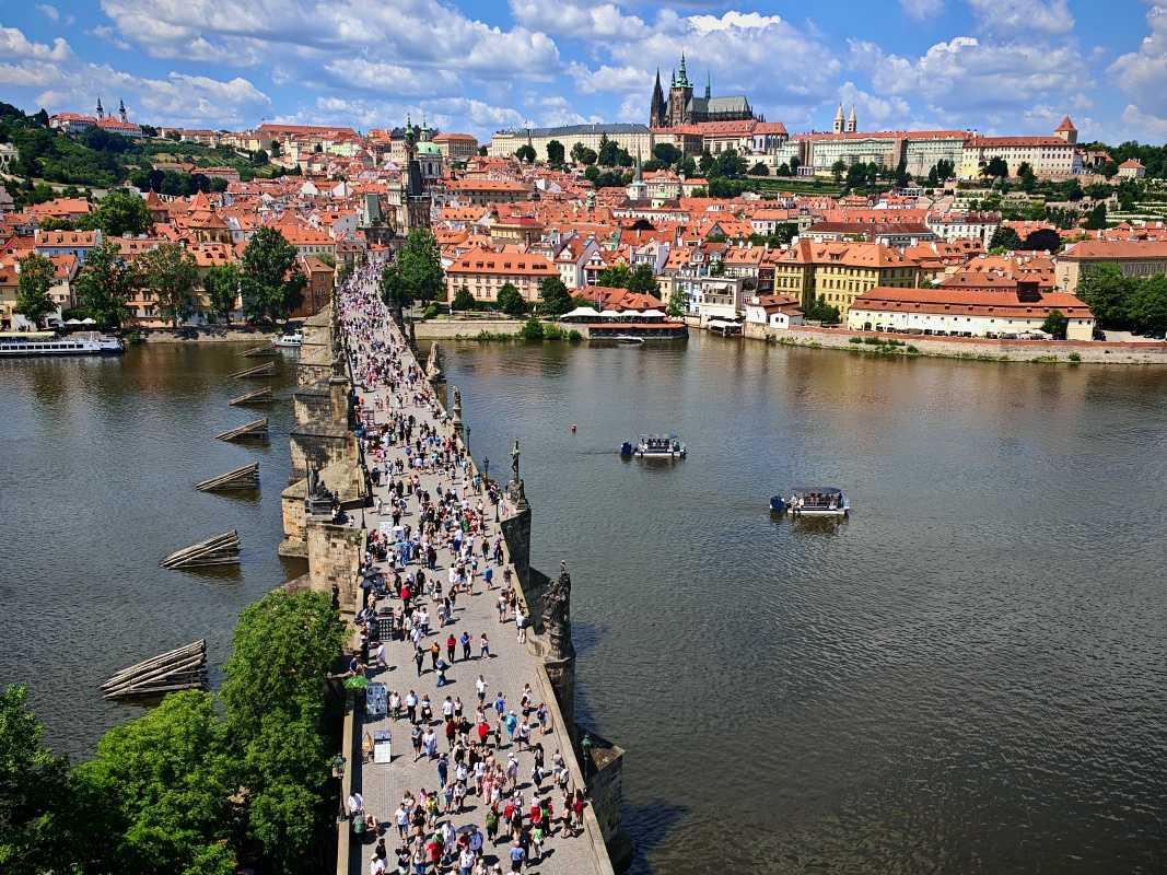 Staromestská mostecká veža, výhľad na Pražský hrad