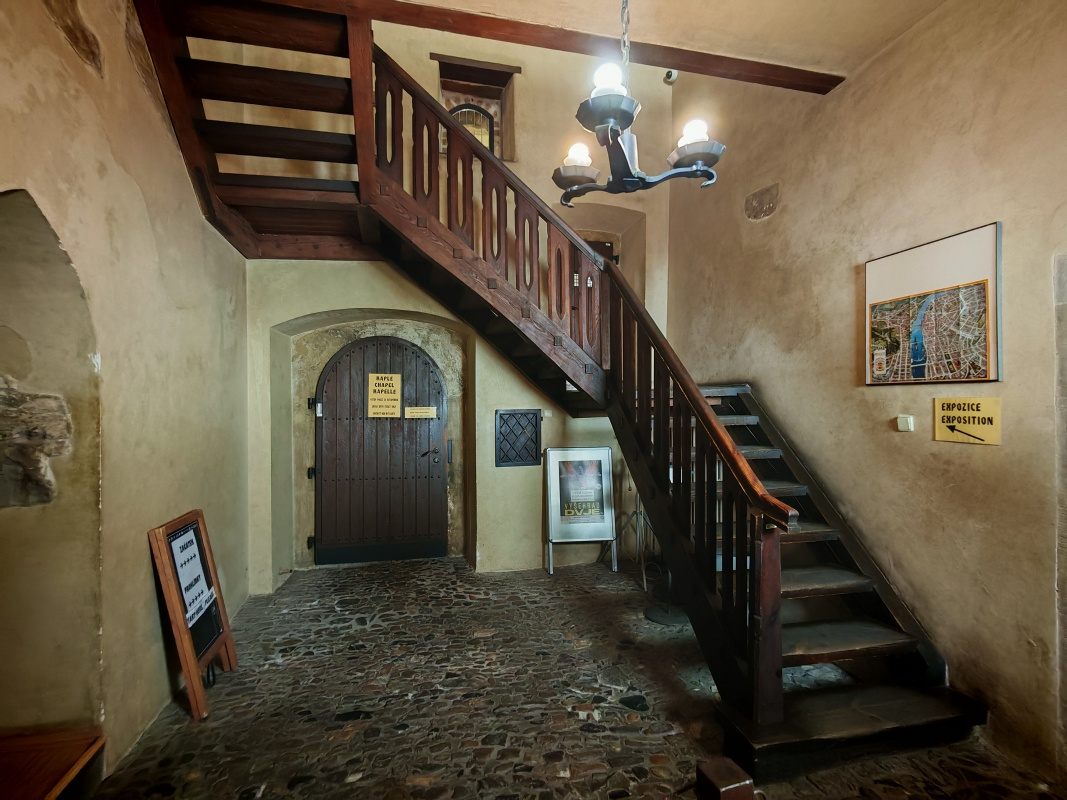 Betlémska kaplnka, dole dvere do kaplny, schody do bytu Jána Husa a dvere na medziposchodí na balkónik, odkiaľ Hus kázal