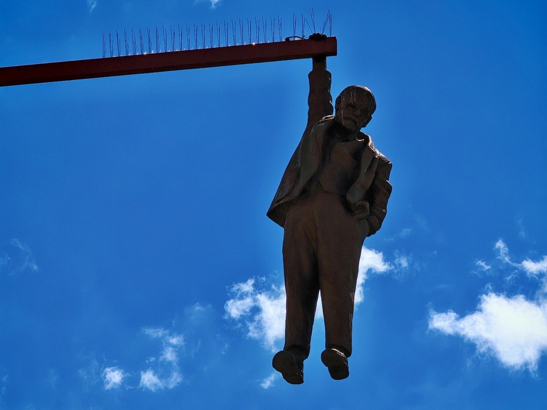 David Černý - Socha zaveseného Sigmunda Freuda 'Viselec'