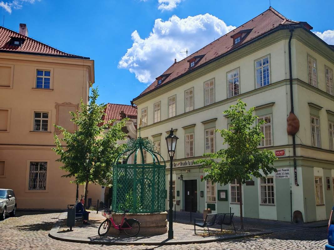 Praha, Anenské námestie a socha embria (roh zelenej budovy)