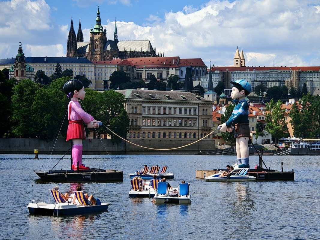 Moja dokonalá fotka Squid Game a Pražský hrad :)
