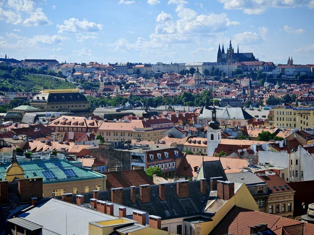 Veža Novomestskej radnice, Národné divadlo a Pražský hrad