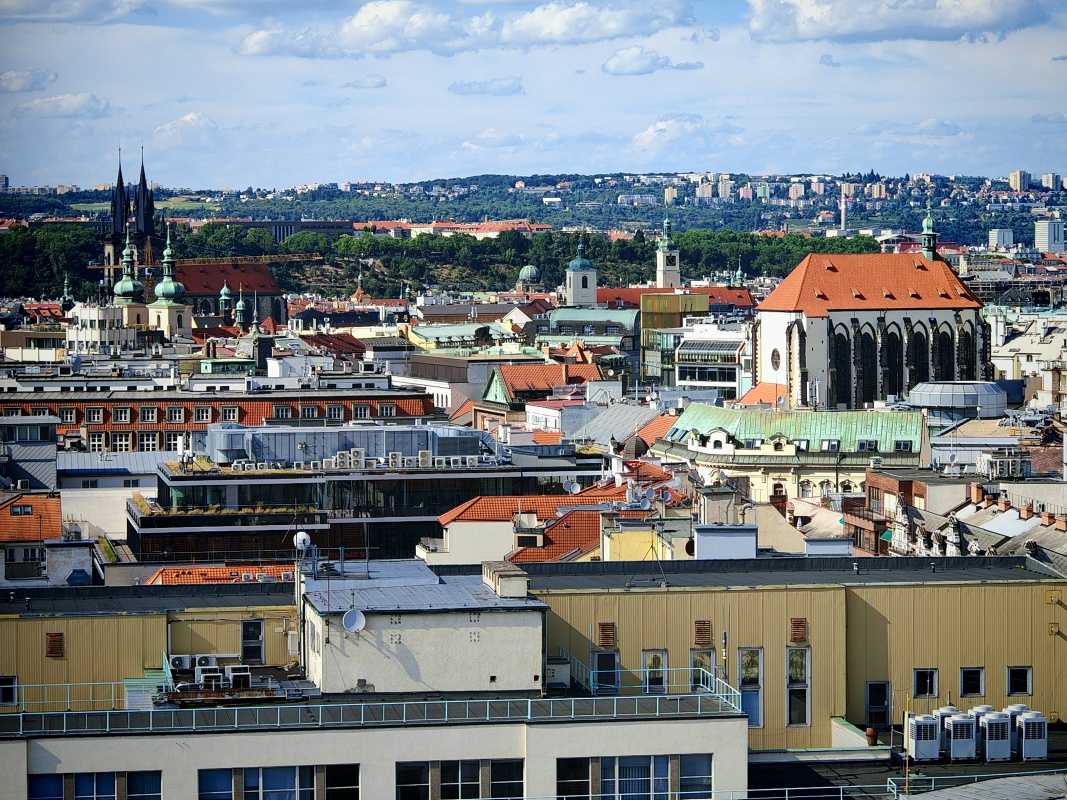 Veža Novomestskej radnice, vľavo Týnsky chrám
