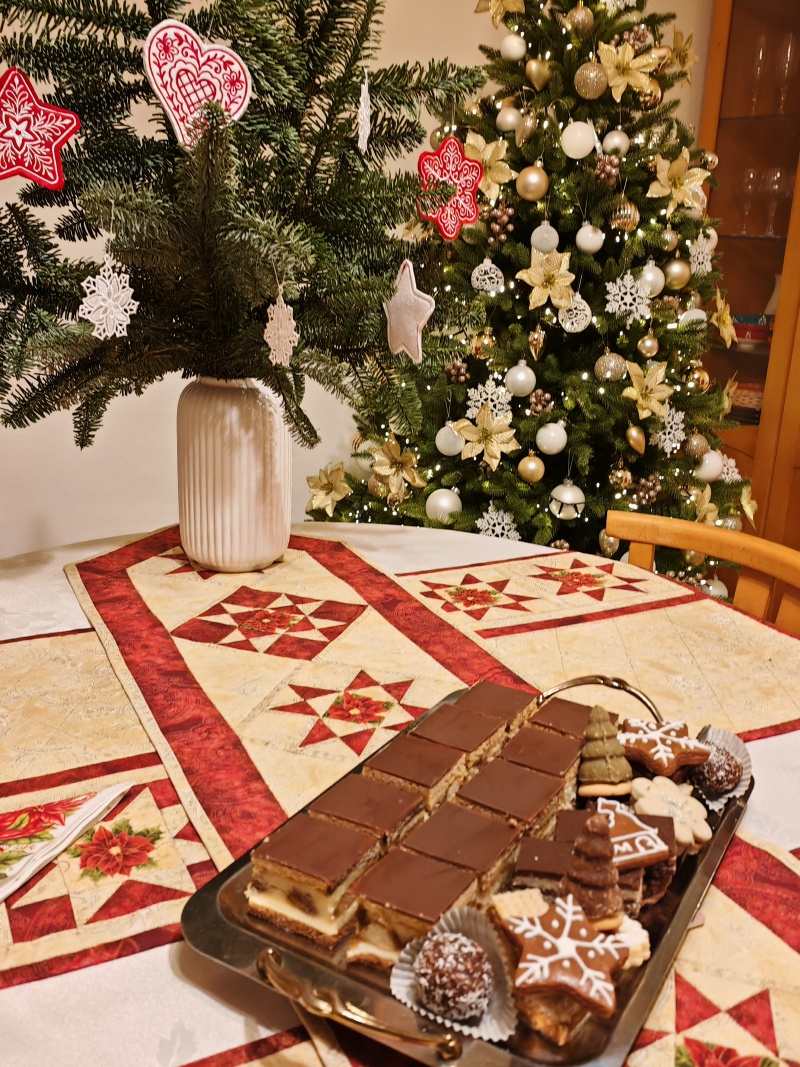 Pečiem - áno, aj medovníčky boli :)