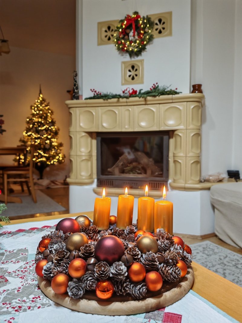 Horí už aj štvrtá adventná sviečka