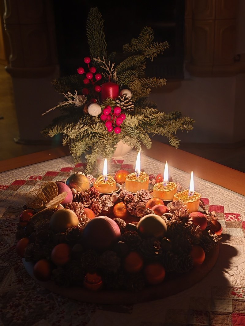 Medzi sviatkami dopaľujem adventné sviečky