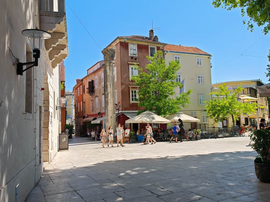 Námestie Petara Zoranića s Rímskym stĺpom