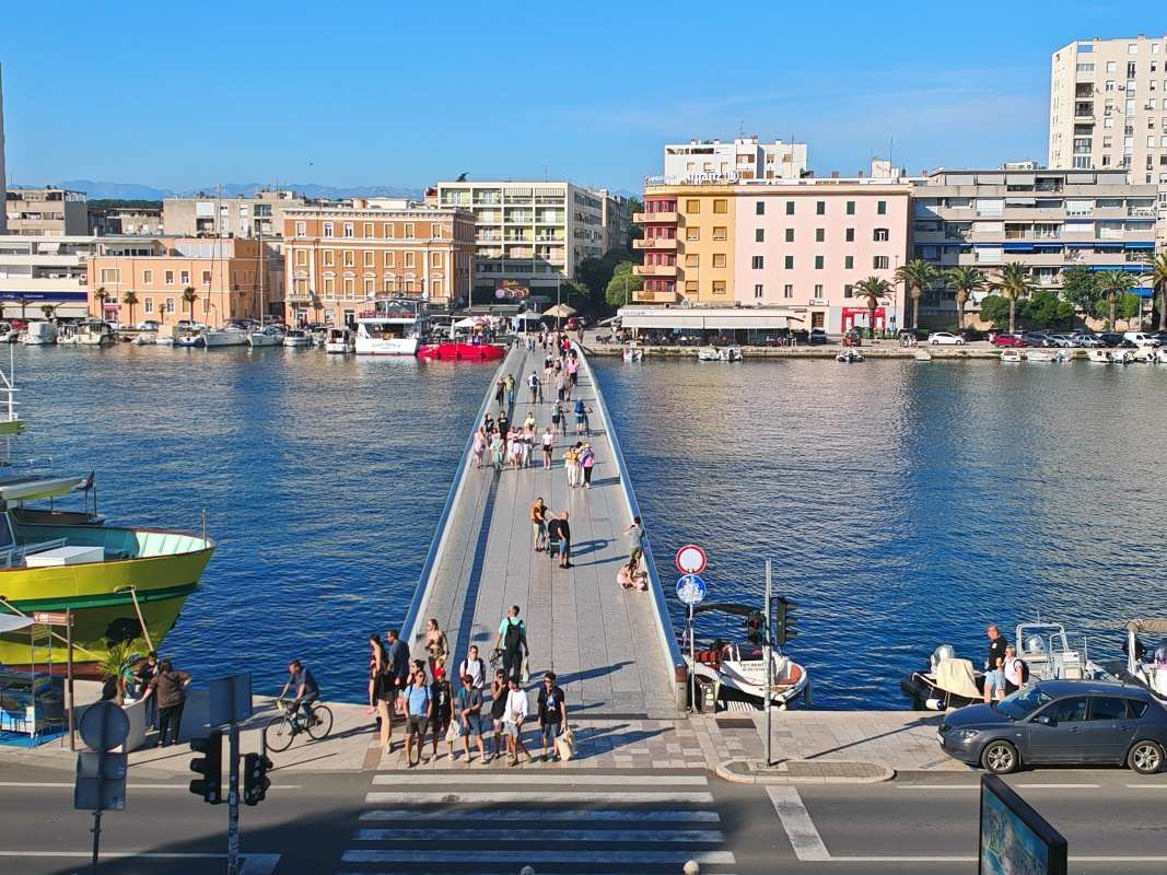 Výhľad z hradieb nad Bránou sv. Rocha na most pre peších