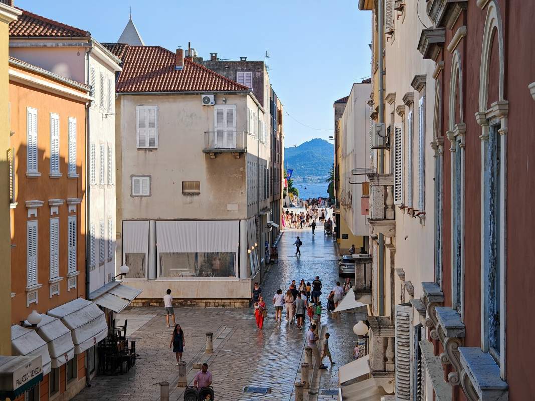 Výhľad z hradieb cez staré mesto k moru