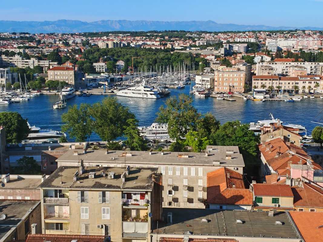 Veža kostola sv. Anastázie - Prístav a pevnina