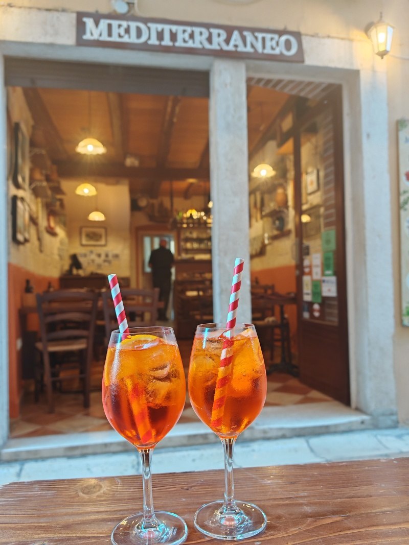Drink pred večerou - piaty aperol spritz v Zadare :D
