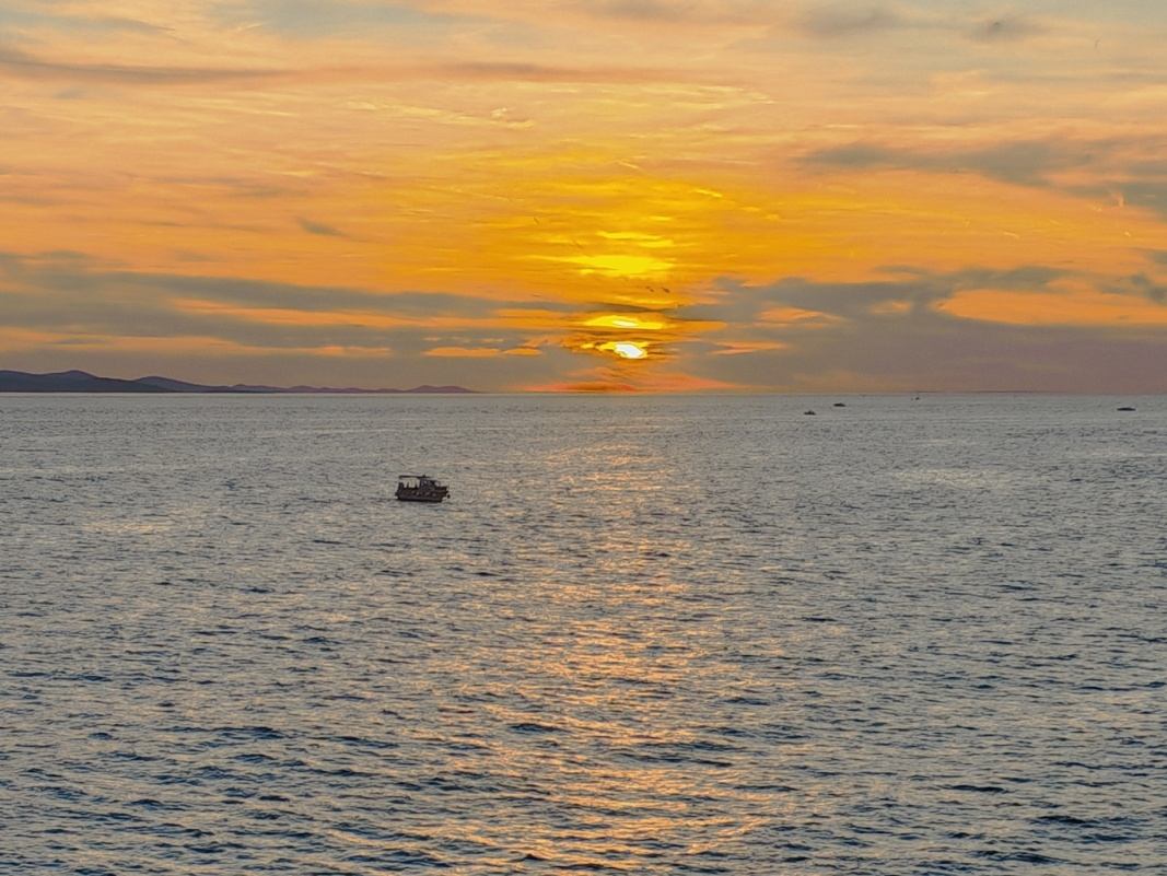 Čakáme západ slnka