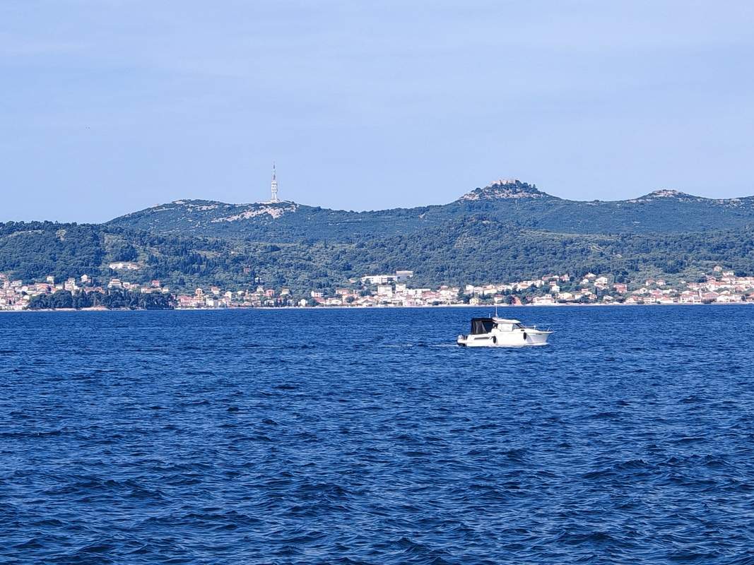 Ostrov Ugljan, oproti Zadaru