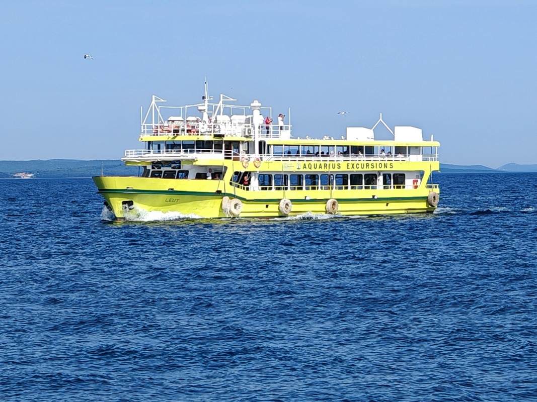 8:45, prichádza naša loď