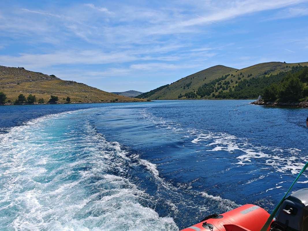 Pohľad späť - vľavo Telaščica, vpravo Kornati