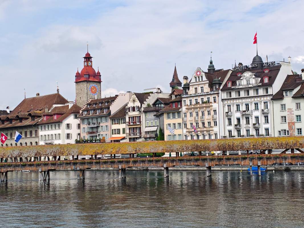 Kaplnkový most a Radnica z mosta Seebrücke