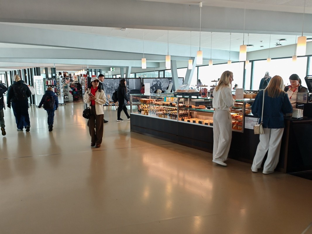 Je to celé centrum ...obchody, hotel stanice visutej i pozemnej lanovky