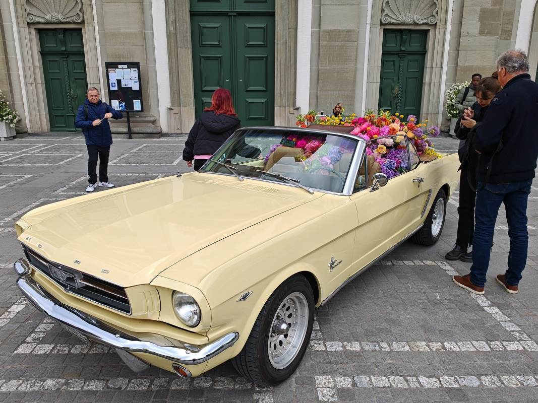 Autíčko prwed kostolom - Aďka vravela, že tam niečo natáčali