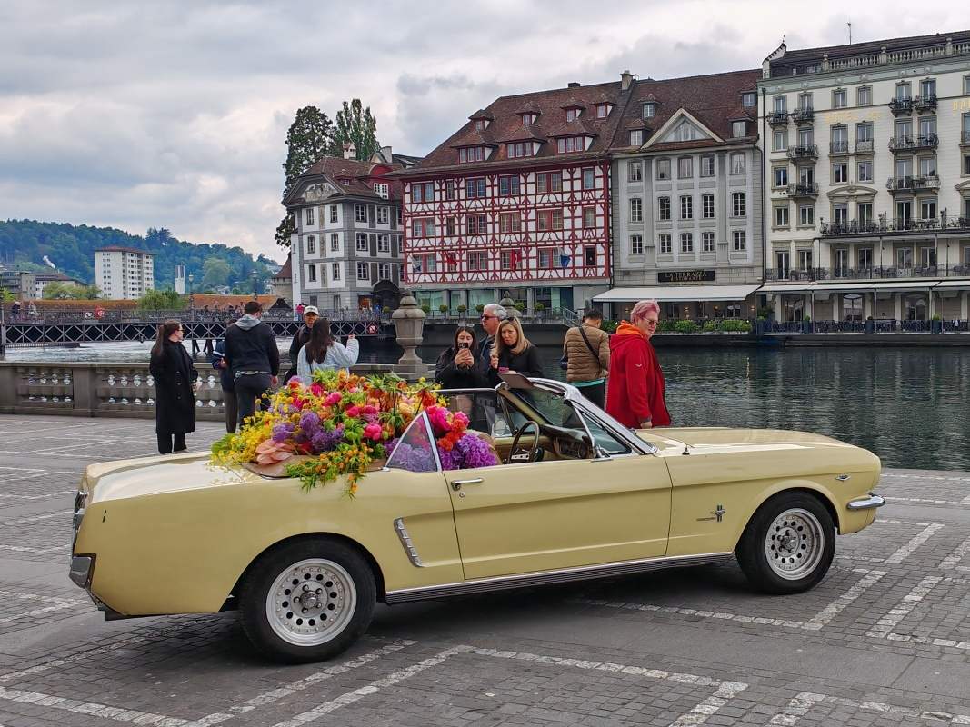 Autíčko prwed kostolom