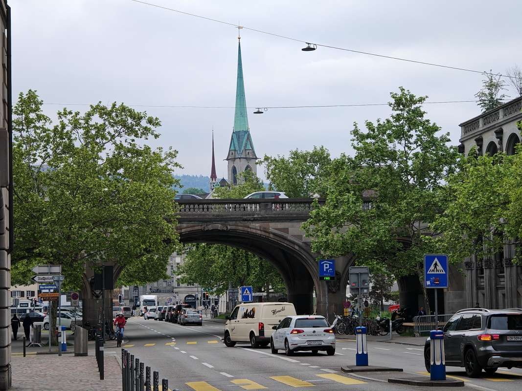 Ideme k úzkej veži so zelenou strechou