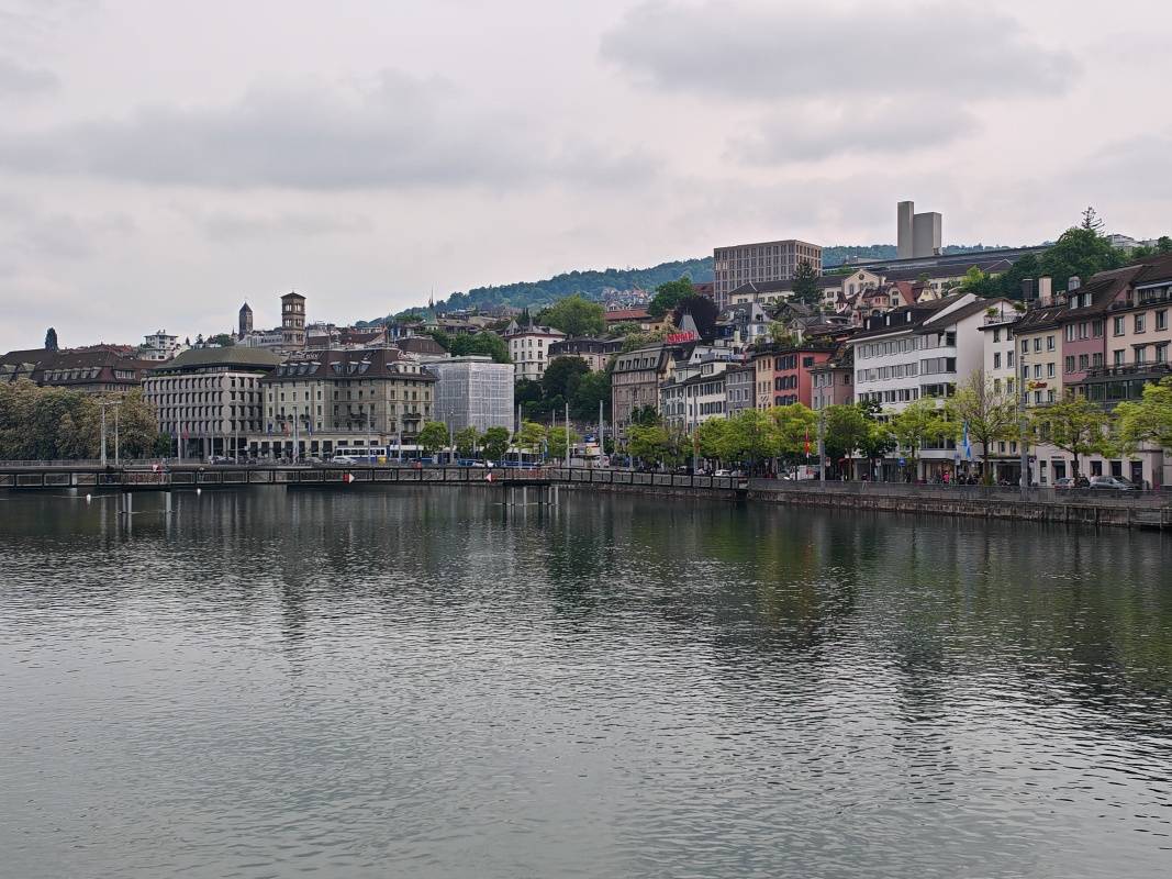 Cez Limmat a výhľad vľavo, tam nejdeme